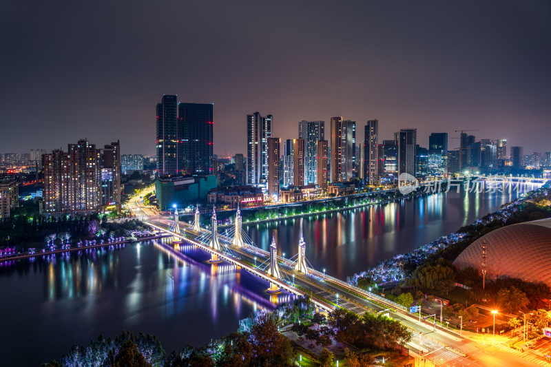 北京通州夜景下的城市河流及两岸的高楼大厦