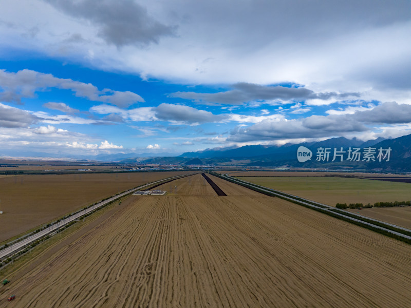 西北地区农业种植平原航拍图