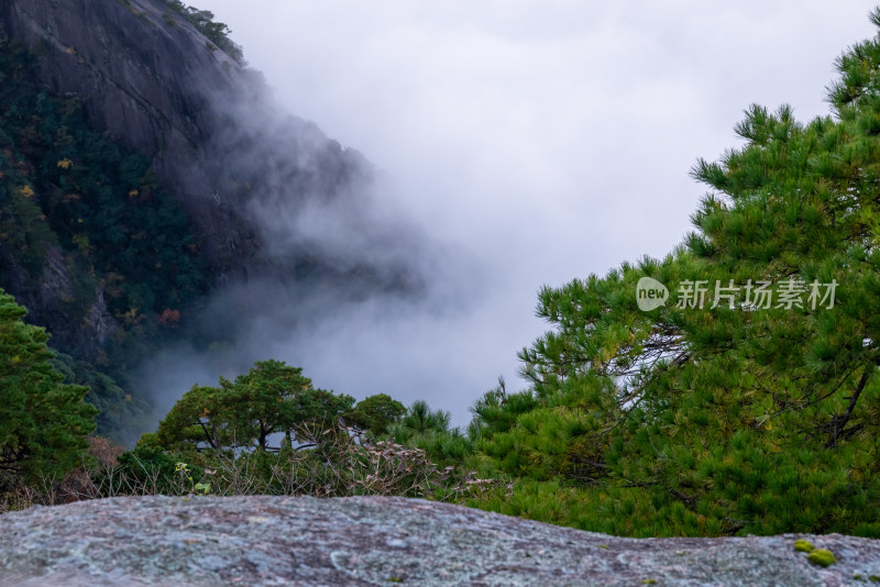 云雾下，安徽黄山风景区风光