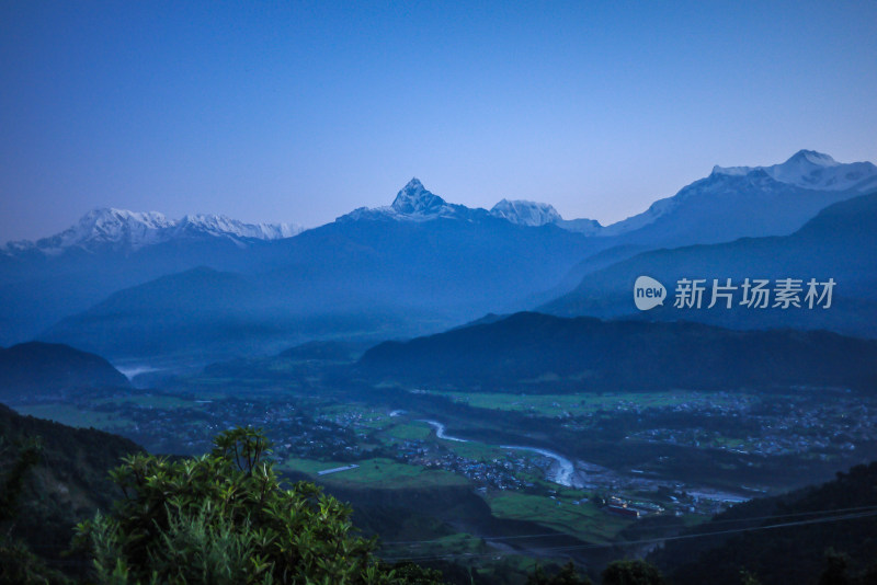 尼泊尔博卡拉雪山日出