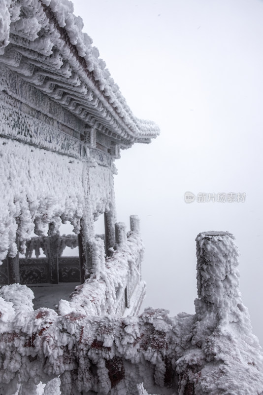 寒冷冬天冰雪霜冻的古建筑房檐走廊