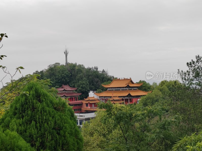 山林中传统建筑风格的古建筑群