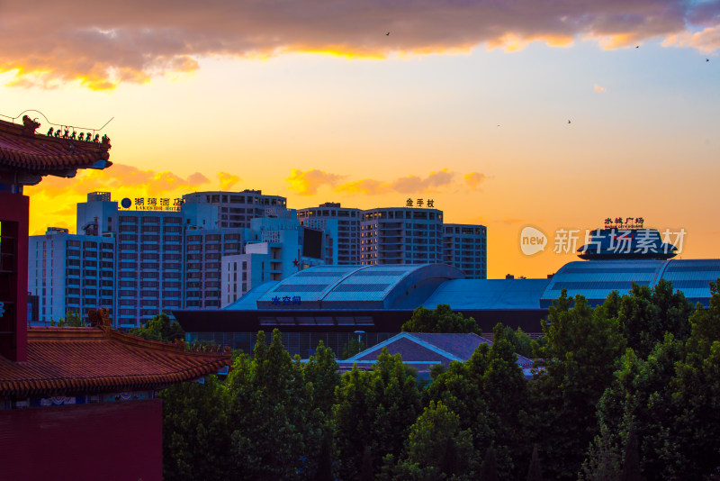 夕阳下城市建筑与古建筑景观