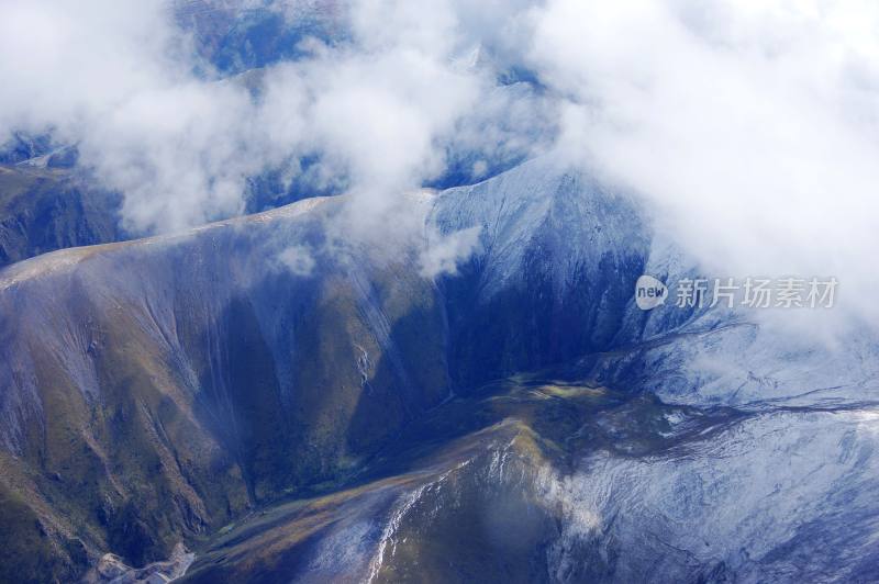 航拍雪山山脉自然风景