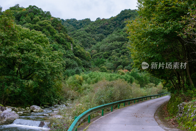 汉中留坝火烧店镇秦岭深处的乡村公路