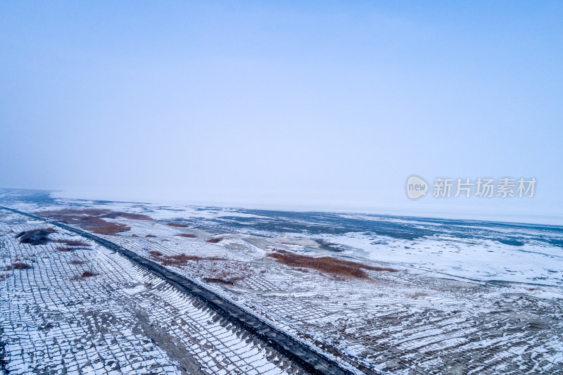 冬季雪地里的公路