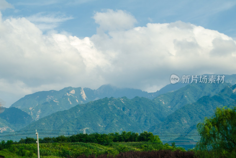 秦岭蓝天白云下的山峦自然风光