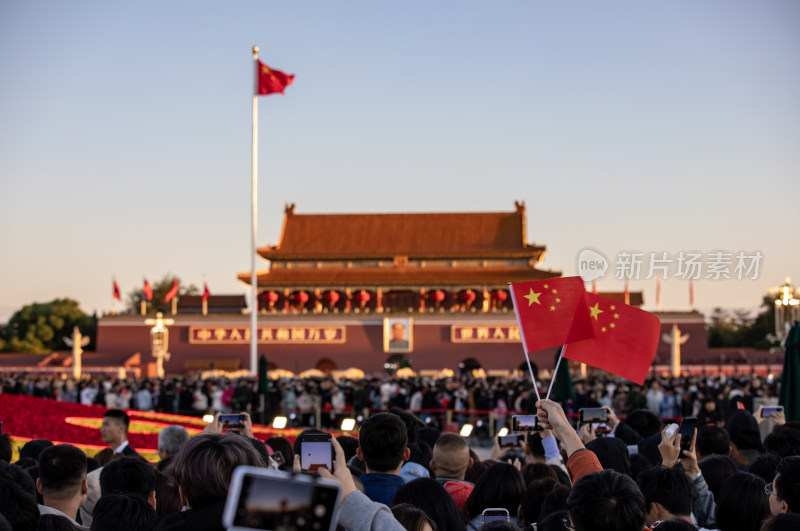 天安门广场前聚集大量人群观看升国旗的场景