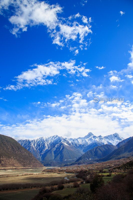 西藏林芝冬季南迦巴瓦峰蓝天白云下的雪山