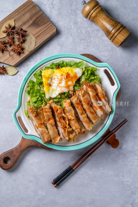 美味鸭肉饭配鸡蛋生菜摆盘精致