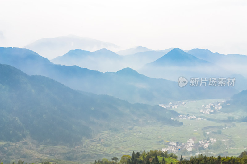 山峰村落农田