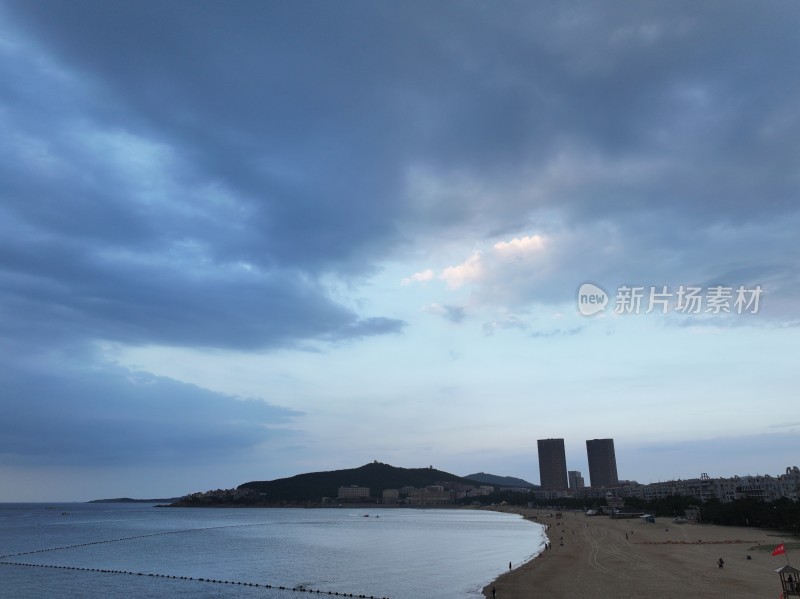 航拍威海国际海水浴场沙滩的秋季风景