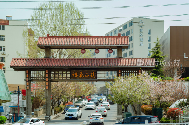 春天青岛樱花小镇正门