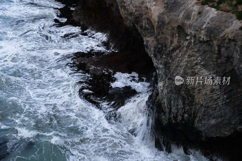 海浪拍打海岸岩石景观