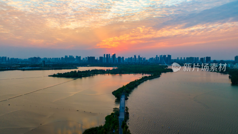 夕阳下的武汉金银湖风光