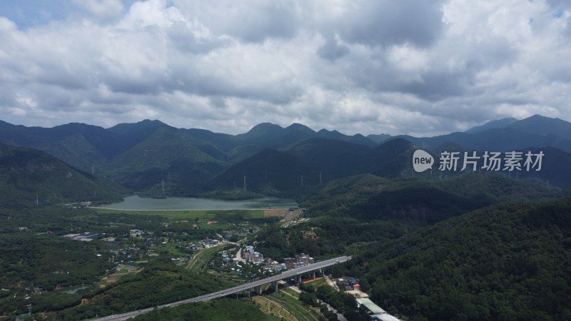 航拍广东省东莞市清溪镇蓝天白云城市风光