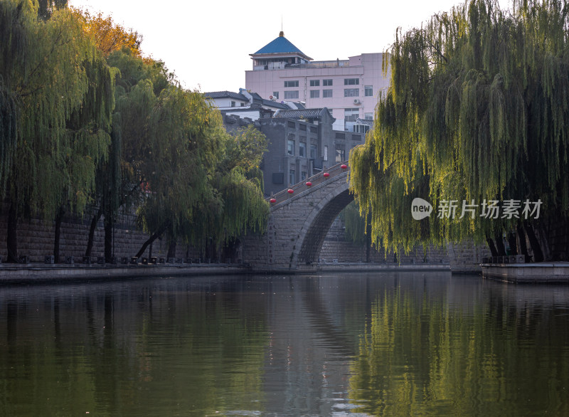 济宁老运河越河河道桥梁城市建筑倒影景观