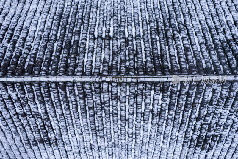 航拍冬季屋檐瓦片上的雪