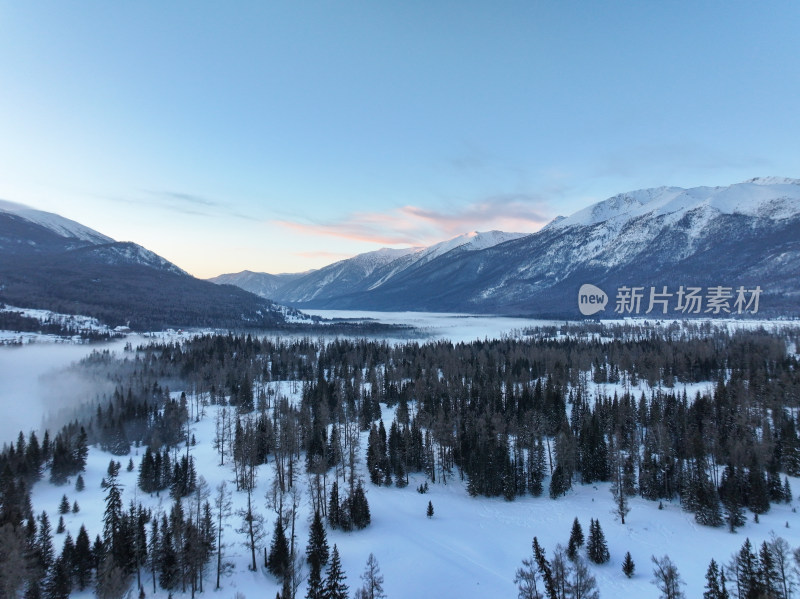 新疆阿勒泰喀纳斯雪景神仙湾晨雾雪山森林