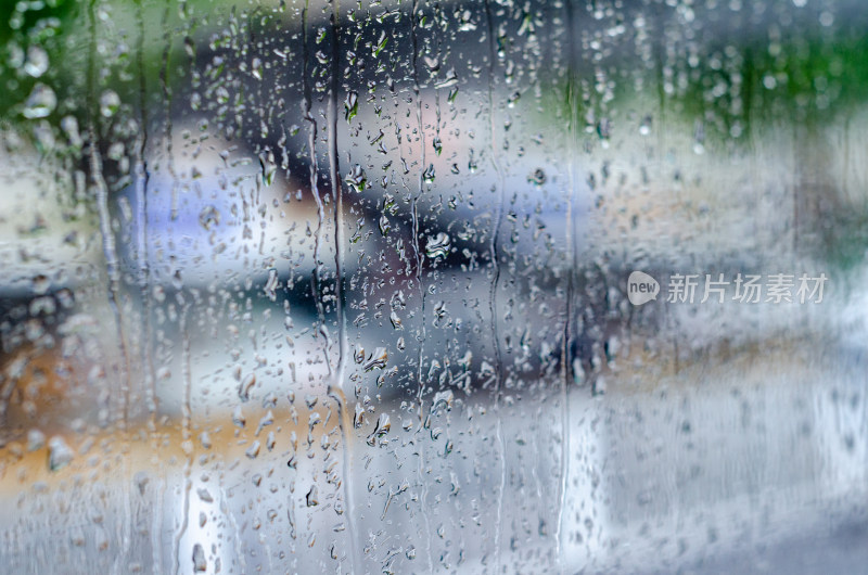 玻璃窗上雨水流过