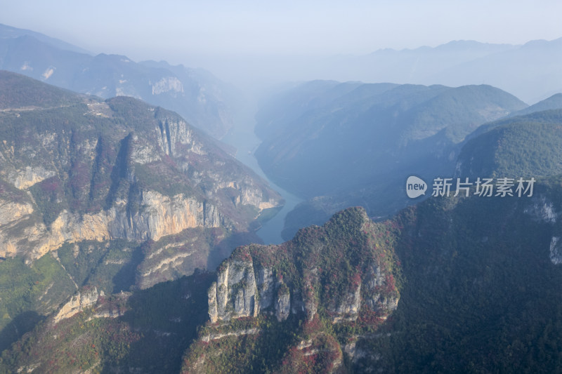 雾气朦胧的巫山神女溪山川风光