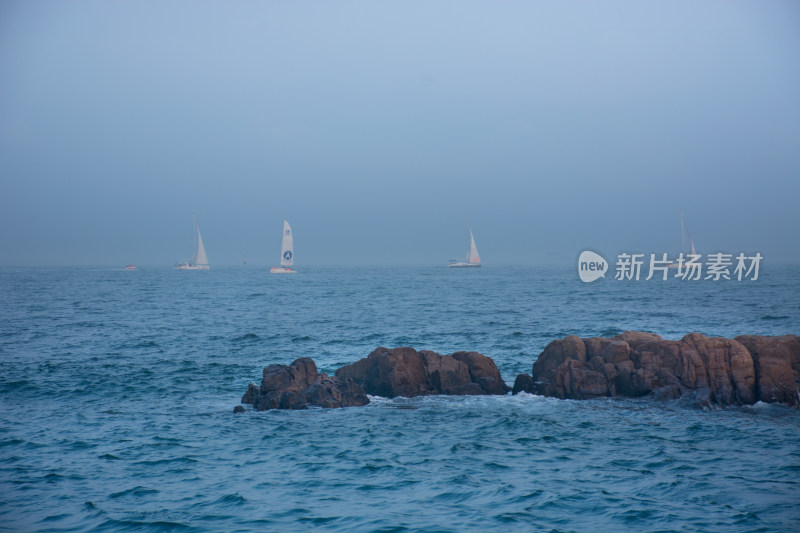 山东青岛大海上航行的帆船