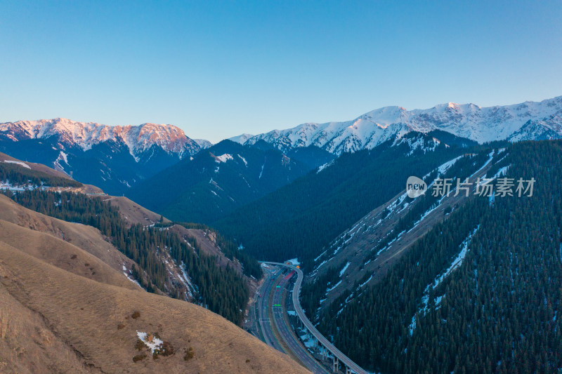 雪山日落金色火烧云山峰