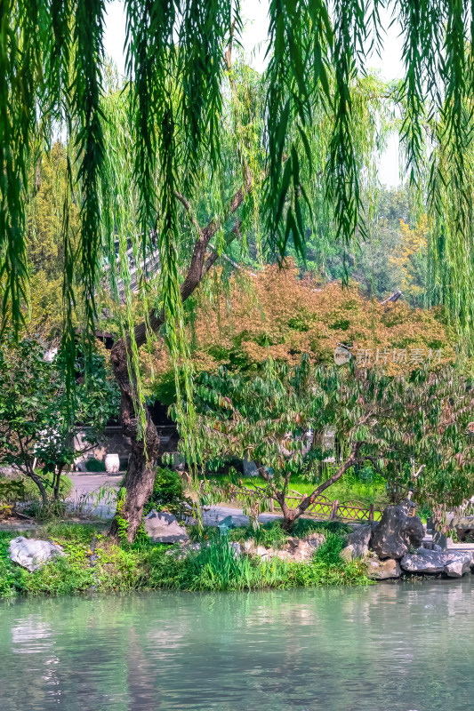 晴朗的午后，扬州瘦西湖江南园林风景