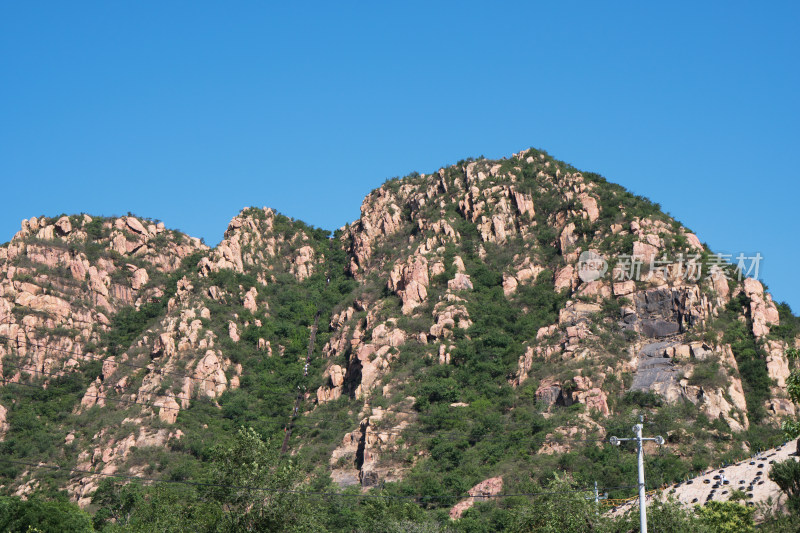 中国北方夏季普通的蓝天山区