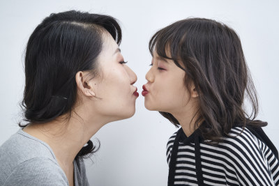 白色背景的美丽妈妈与可爱女儿（亲子人像）