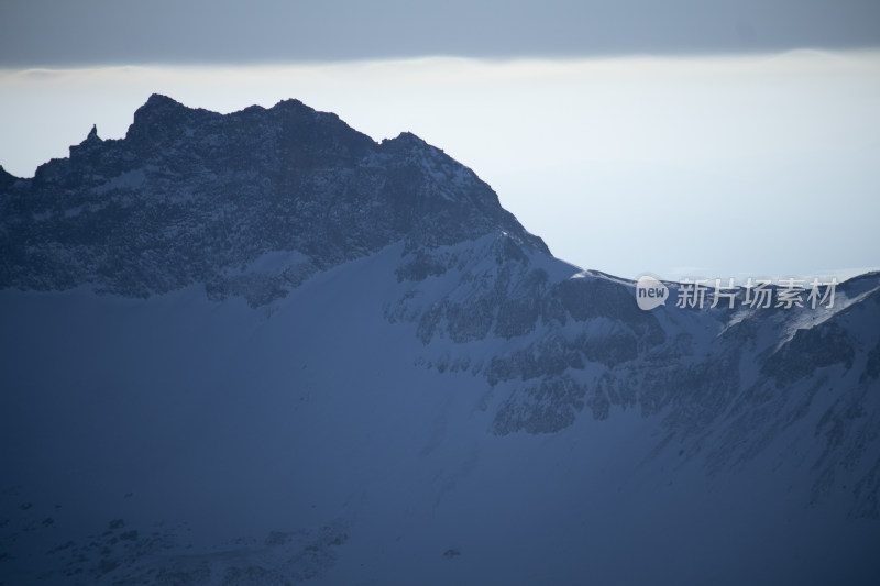 冬季长白山积雪山峰