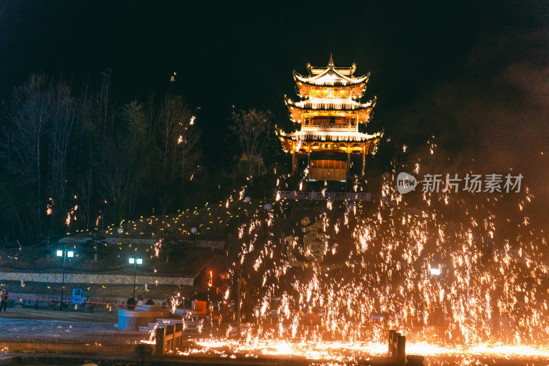 黄山市齐云山旅游景区古建筑前打铁花夜景