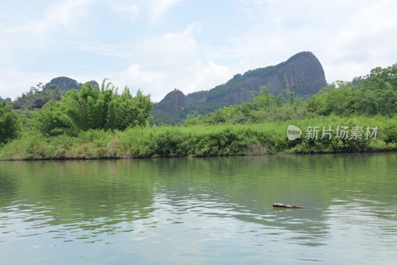 广东韶关：水上丹霞游船锦江沿岸风景