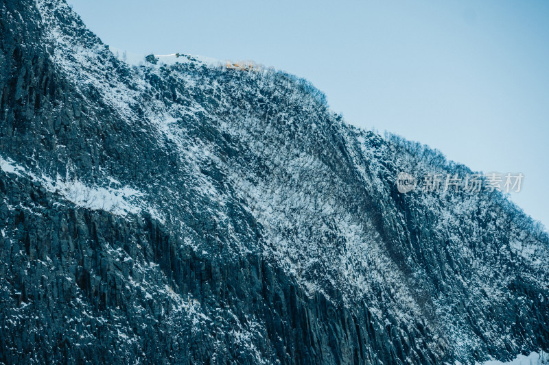 白雪皑皑的长白山在晴朗的天空下