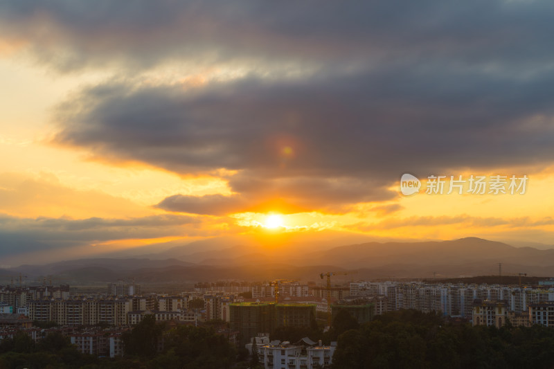 落日夕阳下的景洪市