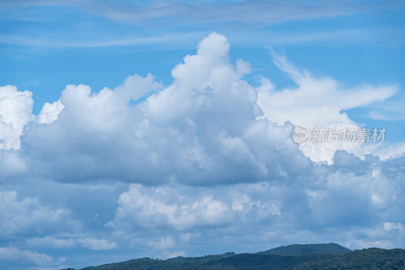 山顶的云景