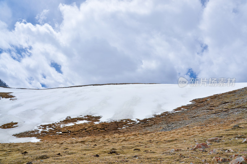 新疆克州慕士塔格峰山脉高原草甸雪山风光