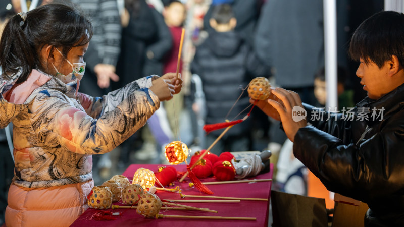 成都高新区铁像寺水街的新年氛围