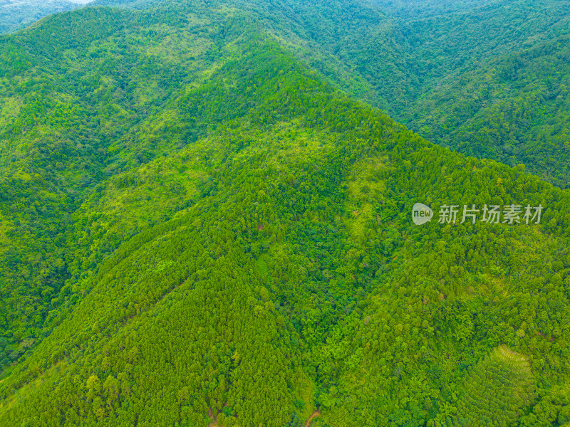 航拍郊外的山脉自然风光