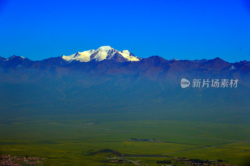 雪山乡村