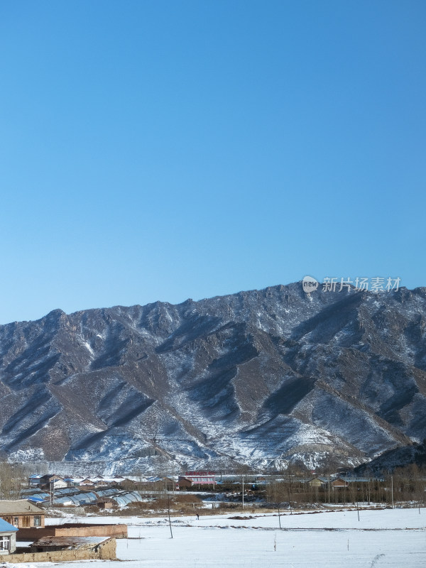 冬季大雪堆积的雪山