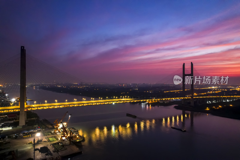 黄昏时分跨江大桥全景