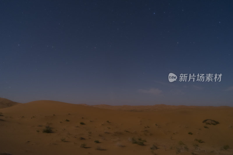 腾格里沙漠夜空彗星落下的唯美景象