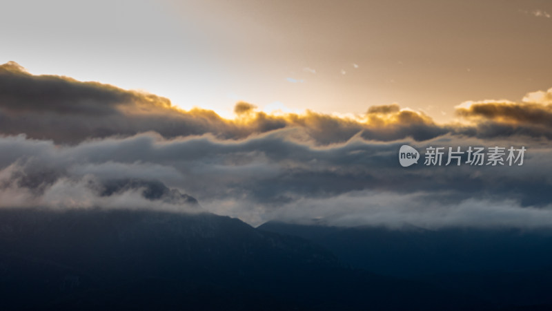 日落时的天空山峰云景