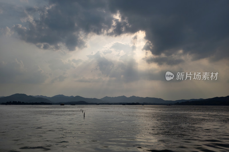 西湖湖上空穿透云层的阳光