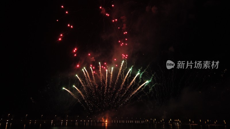 绚烂烟花在夜空中绽放的精彩瞬间