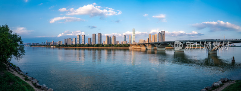 航拍长沙橘子洲大桥湘江沿岸城市风光全景图