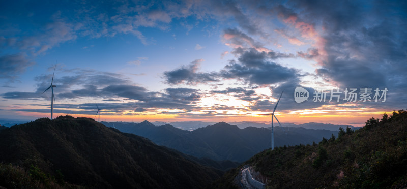 山间日落时分的风力发电机