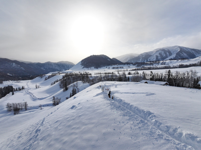 中国新疆阿勒泰禾木冬季雪景白雪覆盖的禾木