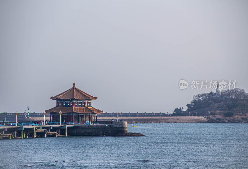 青岛栈桥和小青岛公园建筑景观